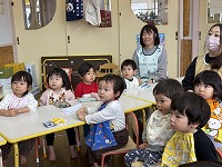話を聞いている子ども達