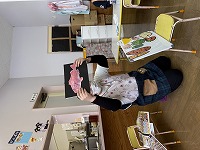 魚のクイズを出している先生