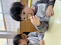 野菜を観察している子ども