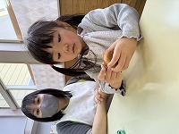 野菜を観察している子ども