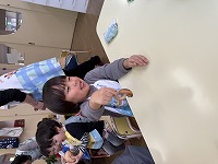 野菜を触っている子ども