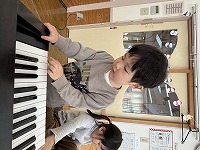 ピアノを弾く子ども
