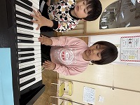 ピアノを弾く子ども