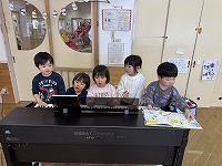 ピアノを弾く子ども