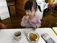 節分のおやつを食べている子ども