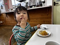 節分のおやつを食べている子ども