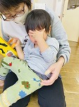 鬼を見て怖がっている子ども