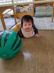 腹ばいで遊ぶ赤ちゃん