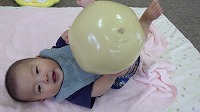 ビーチボールで遊ぶ赤ちゃん