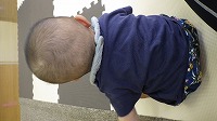座っている赤ちゃんの後ろ姿