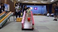 遊びのコーナー　たおしてポンを楽しんでいる子ども