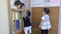柵越しに話をする子ども達