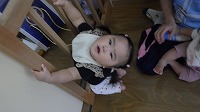 上を見上げている女の赤ちゃん