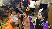 役場の方々からおやつをもらってうれしそうにしている子ども