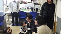 役場に勤めているお父さんと会えてうれしそうにしている子ども