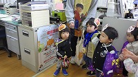 役場の方々からおやつをもらってうれしそうにしている子ども