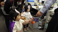 役場の方々からおやつをもらってうれしそうにしている子ども
