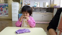 ピーマンを触っている子ども