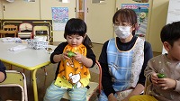 ピーマンを触っている子ども