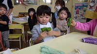 ピーマンを触っている子ども