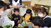 ピーマンを観察している子ども達