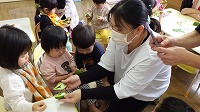 ピーマンを観察している子ども達