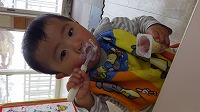 ヨーグルトを自分で食べる男の子