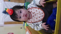 髪に飾りを付けた赤ちゃん
