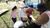 公園で遊ぶ子ども
