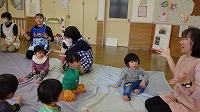 大きな布に触れて喜ぶ子ども達