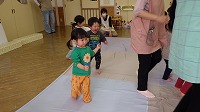 大きな布に触れて喜ぶ子ども達