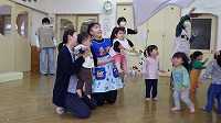 大きな布に触れて喜ぶ子ども達