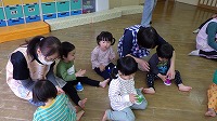 ハンドベルを鳴らして喜ぶ子ども達